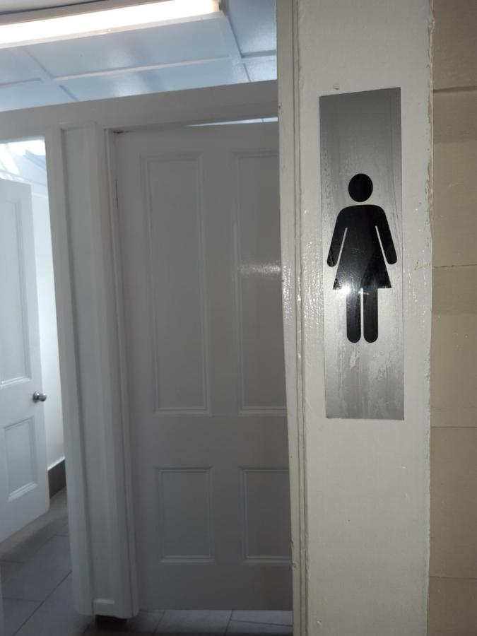เกคโคส์ แบ็คแพคเกอร์ส แคนส์ Hostel ภายนอก รูปภาพ A door with a pictogram for a women's toilet