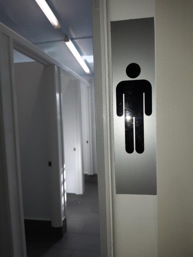 เกคโคส์ แบ็คแพคเกอร์ส แคนส์ Hostel ภายนอก รูปภาพ A men's restroom sign