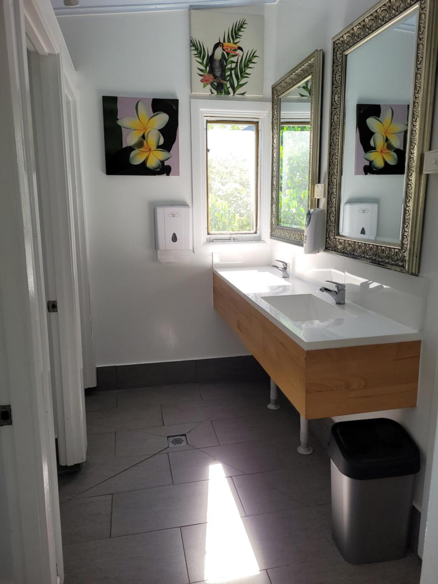 เกคโคส์ แบ็คแพคเกอร์ส แคนส์ Hostel ภายนอก รูปภาพ A modern bathroom
